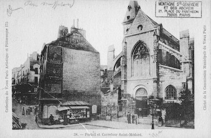 135  Eglise St Médard. Carrefour et portail