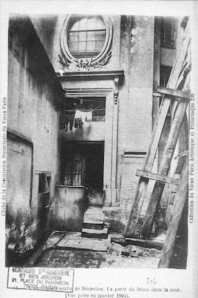 174  Ancienne faculté de médecine. Porte du Dôme dans la cour