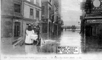 284 Inondation de Paris (janvier 1910). Un radeau rue Maitre Albert