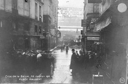 292 Crue de la Seine. 28 janvier 1910. Place Maubert