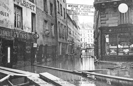 301 La grande crue de la Seine(janvier 1910). Inondation de la rue des Trois-Portes