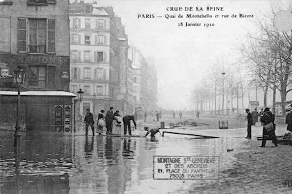 305 Crue de la Seine. Quai de Montebello et rue de Bièvre. 28janvieriver 1910