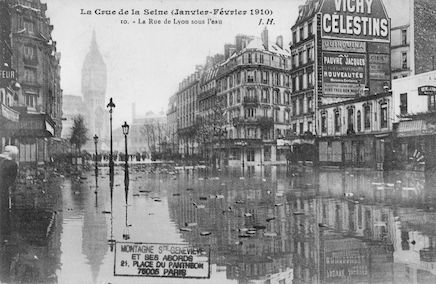 328 La crue de la Seine (janvier-février1910). La rue de Lyon sous l'eau