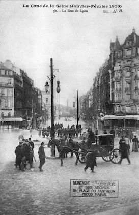 329 La crue de la Seine (janvier-février 1910) La rue de Lyon