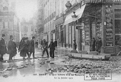 332D Crue de la Seine. Le quai Voltaire et la rue Bonaparte le 29 janvier 1910