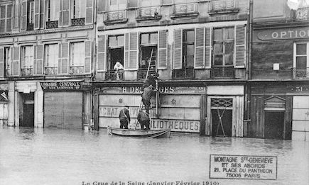333 La crue de la Seine (janvier-février1910) Un sauvetage quai des Grands-Augustins