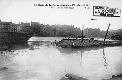 336 La crue de la Seine (janvier-février 1910) Vers le pont Royal