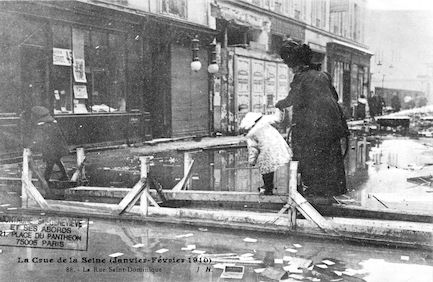 340 La crue de la Seine (janvier-février 1910) La rue Saint Dominique