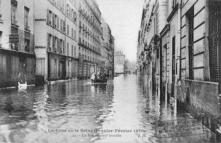342 La crue de la Seine (janvier-février 1910). La rue Surcouf inondée