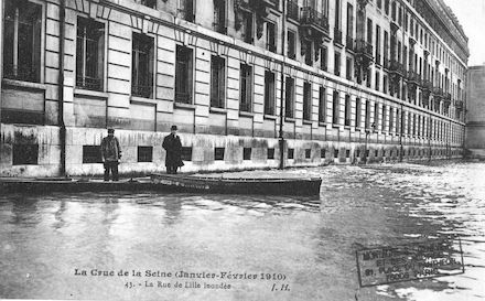 343 La crue de la Seine janvier-février 1910)La rue de Lille inondée