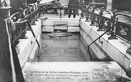 355 La crue de la Seine (janvier-février 1910) Sortie du Métro gare Saint Lazare
