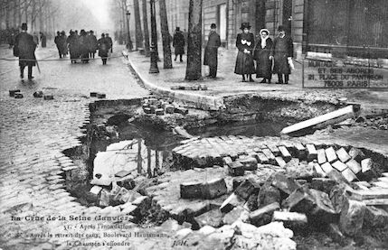 357 Après l'inondation, boulevard Haussmann, la chaussée s'effondre