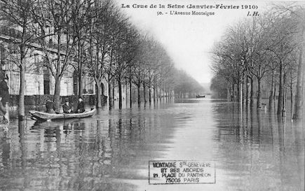 359 La crue de la Seine (janvier-février 1910). L'avenue Montaigne