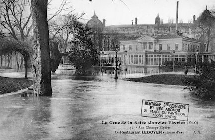 360 La crue de la Seine (janvier-février 1910). Champs Elysées le restaurant LEDOYEN