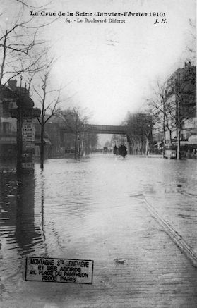 362 La crue de la Seine (janvier-février 1910). Le boulevard Diderot