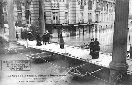 374 Crue de la Seine (jan-fév 1910) Quai de Passy. Pont de bateaux