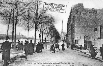 381 La crue de la Seine (janvier-février 1910) Près du quai de Grenelle