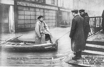 385 Crue de la Seine (jan-fév 1910) Vicaire d'Alfortville aide des sauveteurs