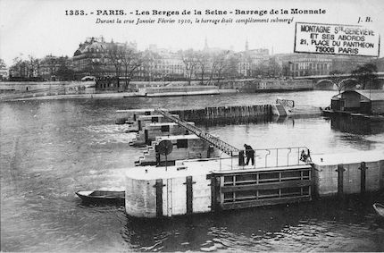 392 Crue de la Seine (jan-fév 1910) Berges de la Seine. Barrage de la Monnnaie