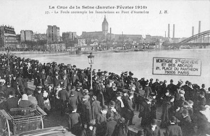 393 Crue de la Seine (jan-fév 1910) La foule contemple les inondations- Pont d'Austerlitz