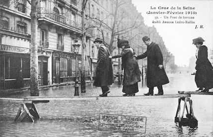 394 Crue de la Seine (jan-fév 1910)  Un pont de fortune établi avenue Ledru-Rollin