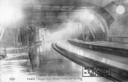 397 Crue de la Seine. La gare Saint Michel envahie par les eaux