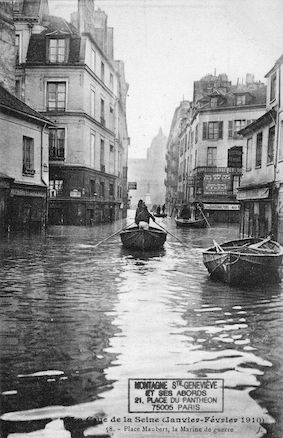 406 La crue de la Seine (janvier-février 1910) Place Maubert, la Marine de guerrre