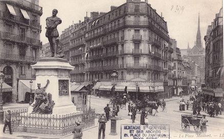 42 Place Maubert. Monument à Etienne Dolet