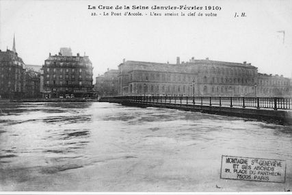 423 Crue de la Seine (jan-fév 1910) Pont d'Arcole. L'eau atteint la clef de voûte