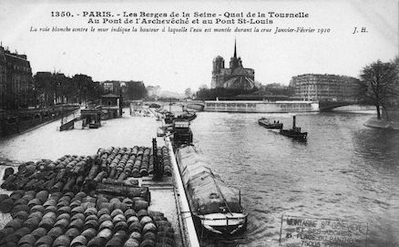 439 La Seine. Quai de la Tournelle. Pont de l'Archevêché et  pont St. Louis