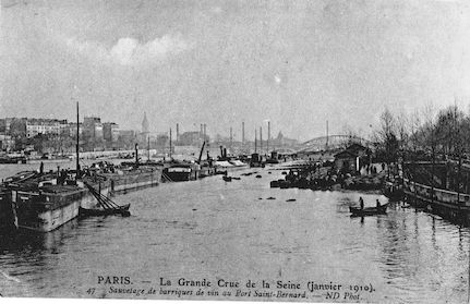 448 Crue de la Seine (jan. 1910) Sauvetage de barriques de vin au Port St Bernard