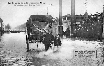 461La crue de la Seine (janvier1910). Un déménagement quai de Passy