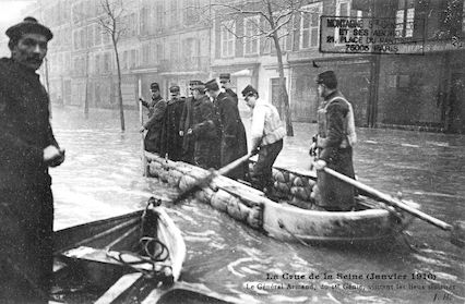 464 Crue de la Seine (jan 1910) Le général Armand visitant les lieux sinistrés