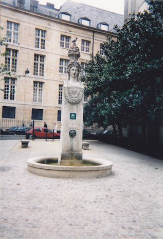 545 Ancienne fontaine de la Place Maubert