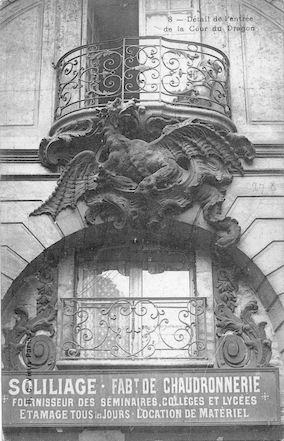 592 Détail de l'entrée de la cour du Dragon