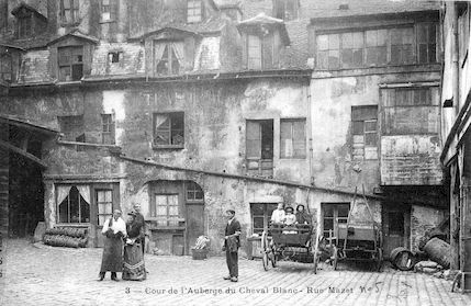 596 Cour de l'auberge du Cheval Blanc