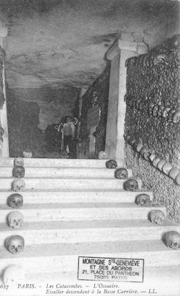 641 les Catacombes. L'ossuaire. Escalier descendant à la basse carrière