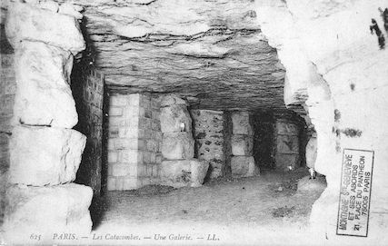 645 Les catacombes. Une galerie
