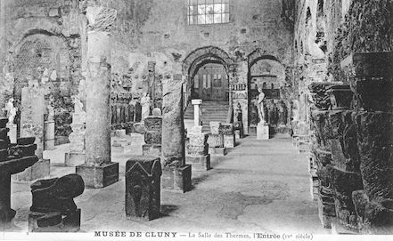 966. Le musée de Cluny. Salle des thermes. Entrée